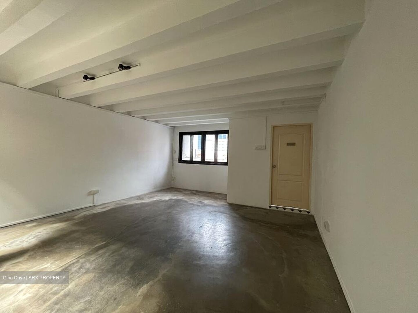 T-junction (D1), Office #566780131